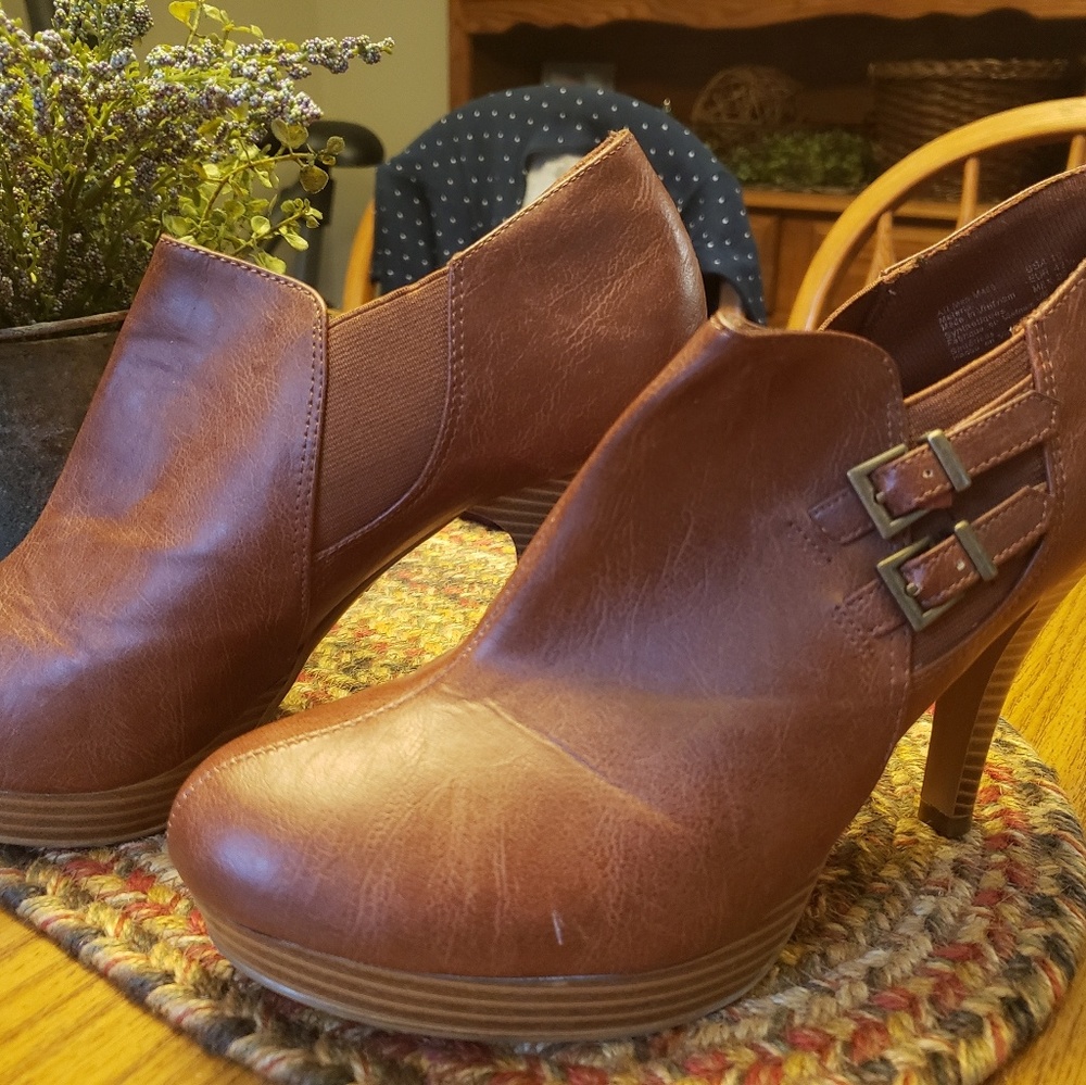 Fab booties! - Picture 2 of 4